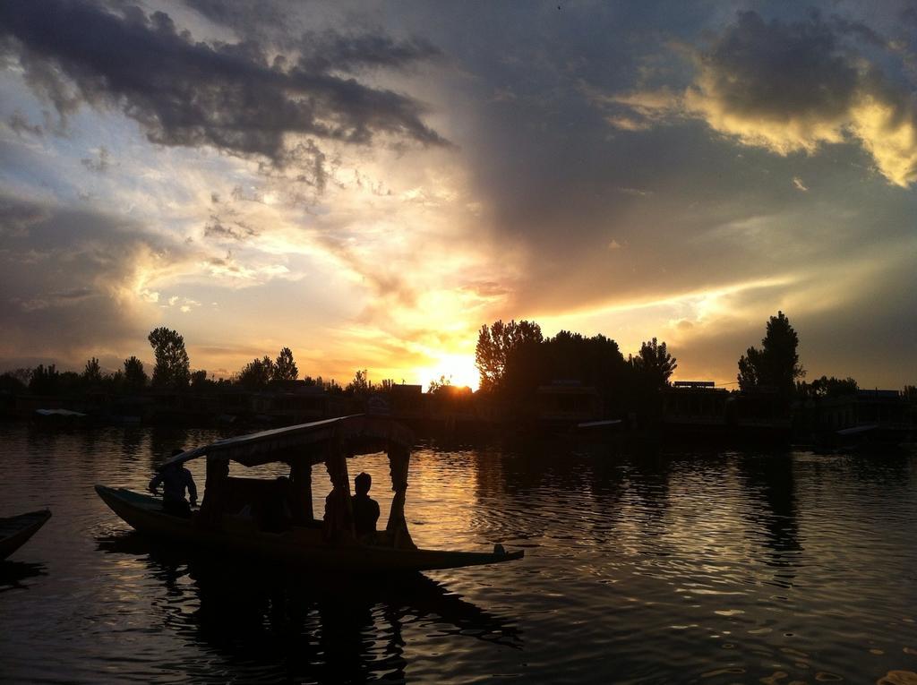 Houseboat Holiday Home Srīnagar Esterno foto