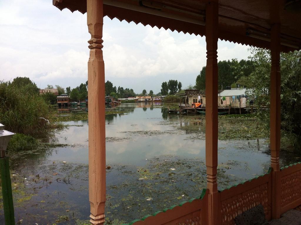 Houseboat Holiday Home Srīnagar Esterno foto